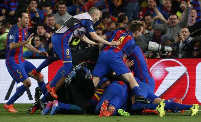 Para pemain Barcelona FC Barcelona merayakan gol Sergio Roberto di akhir pertandingan di Camp Nou. PAU BARRENA / AFP