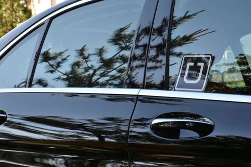 Sebuah taksi online di Amerika Serikat dilengkapi dengan stiker Uber di bagian jendela dekat kursi penumpang (Shutterstock).