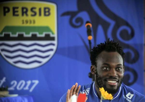 Pesepakbola Asal Ghana Michael Essien menyapa bobotoh pada acara Ulang Tahun Persib yang ke-84 tahun di PT. Persib Bandung Bermartabat, Bandung, Jawa Barat, Selasa (14/3).  [Antara]