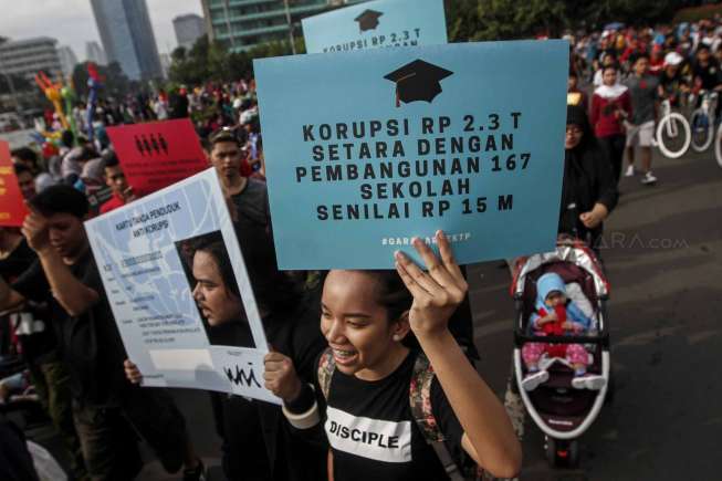 Gerakan Satu Padu Lawan Koruptor (Sapu Koruptor) melakukan aksi kampanye kawal kasus e-KTP di ajang "car free day" (CFD) Bundaran HI, Jakarta, Minggu (19/3).