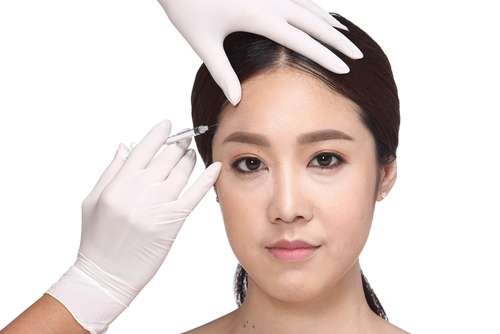 Seorang perempuan mendapat suntik botox di wajahnya. [shutterstock]