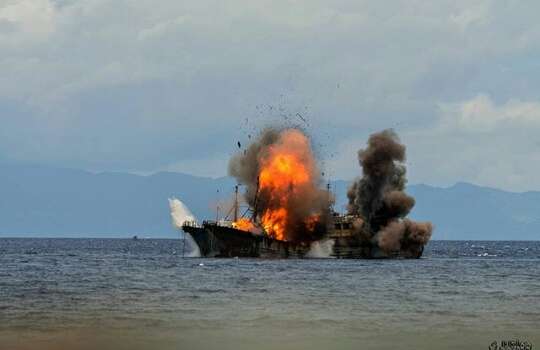 Penenggelaman kapal pencuri ikan di Ambon, Maluku, Sabtu (1/4/2017). [Dok KKP]