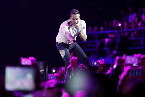 Chris Martin bersama Coldplay tampil di program X Factor, Milan, Italia, pada 10 Desember 2016. [shutterstock]
