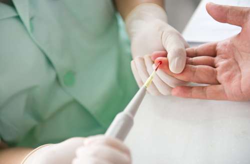 Seorang petugas kesehatan tengah cek darah pasien. [shutterstock]