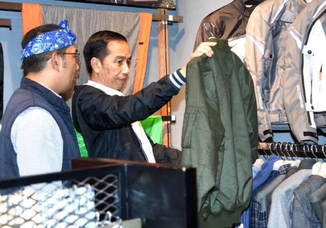 Presiden Jokowi berbelanja jaket asli dari Bandung, Jawa Barat. [Dok Foto Biro Pers Setpres]