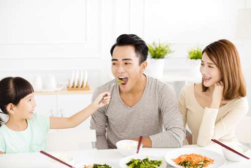 Keluarga bahagia saat melakukan makan bersama. [shutterstock]