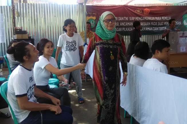 Bimbim Slank bersama istri dan ibunya saat berada di TPS 16, Duren Tiga, Jakarta Selatan, Rabu (19/4/2017) [suara.com/Puput Pandansari]