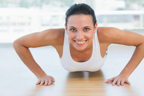 Push up, salah satu latihan fisik yang dapat mengencangkan otot payudara. (Shutterstock)