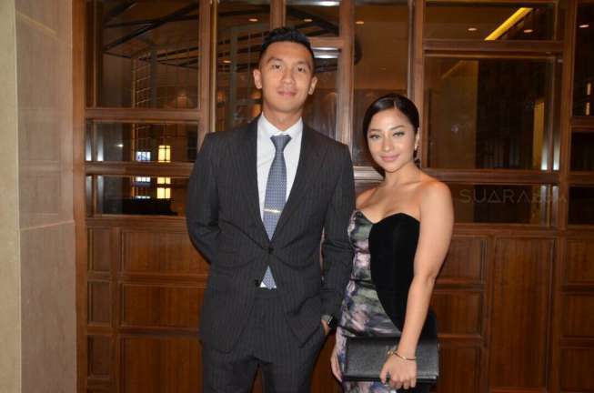 Nikita Willy didampingi kekasihnya, Indra Priawan, hadiri resepsi pernikahan Kezia Karamoy dan Axel Narang di Hotel Pullman, Jakarta Pusat, Sabtu (22/4/2017). [suara.com/Wahyu]