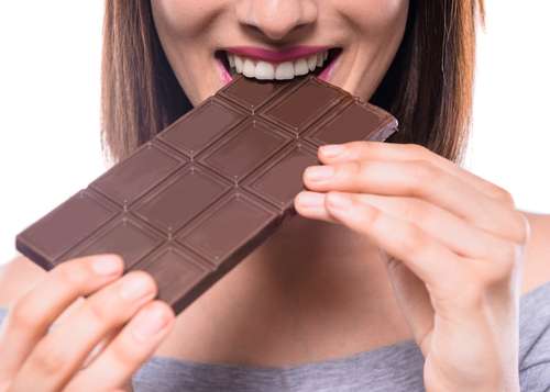 Ilustrasi makan cokelat gelap (dark chocolate). (Shutterstock)