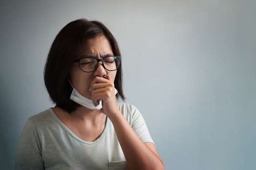 Ilustrasi perempuan menderita flu dan batuk. (Shutterstock)