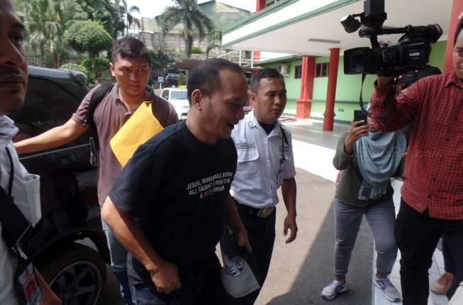 Iwa K saat tiba di RSKO Cibubur, Jakarta Timur, Jumat (5/5/2017) [suara.com/Ismail].
