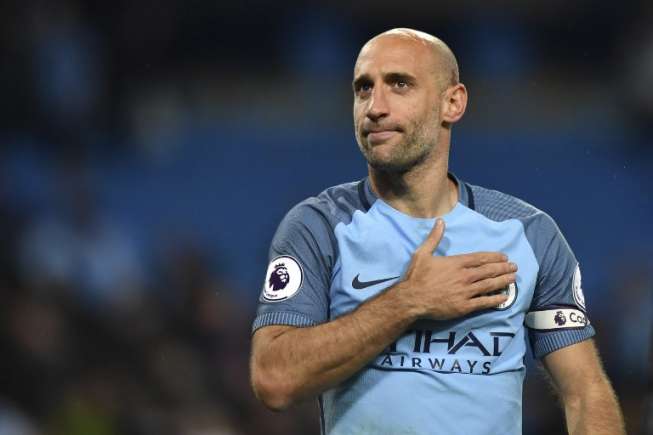 Bek Manchester City Pablo Zabaleta mendapatkan aplaus dari para pendukungnya di Etihad Stadium. Anthony DEVLIN / AFP