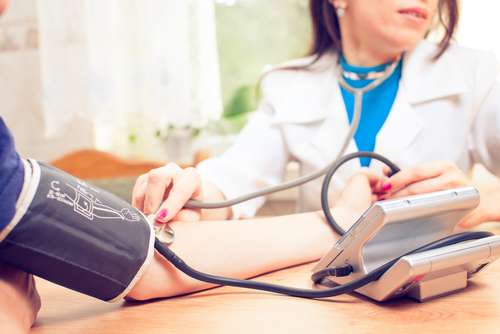 Ilustrasi pemeriksaan tekanan darah, hipertensi jas putih. (Shutterstock)