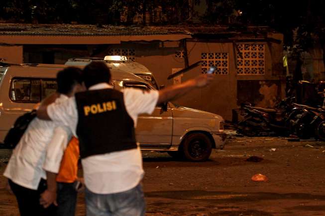 Ledakan Bom Bunuh Diri Guncang Kampung Melayu Bagian 8