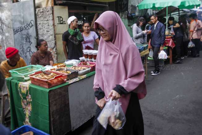 Warga dan para karyawan membeli makanan atau takjil untuk berbuka puasa di kawasan Kebon Kacang, Jakarta, Senin (29/5).