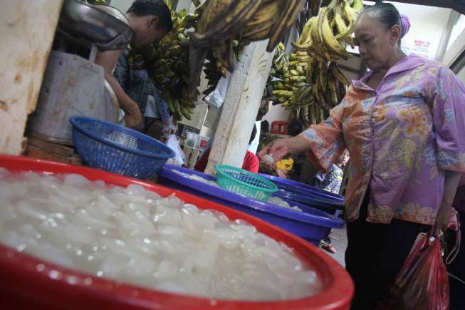 Pedagang buah kolang kaling di Pasar Rumput, Jakarta, Selasa (30/5).