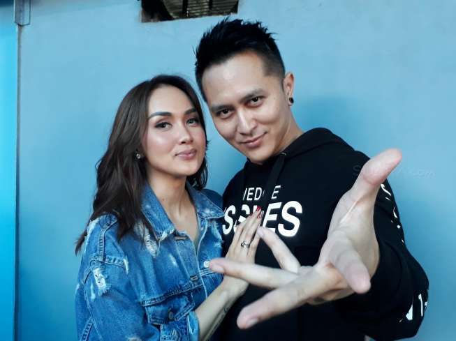 Demian Aditya dan Sara Wijayanto di Studio Trans TV, Kapten Tendean, Jakarta Selatan, Selasa (30/5/2017). [suara.com/Puput]