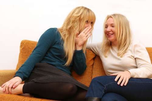 Ilustrasi perempuan membicarakan rahasia (Shutterstock)