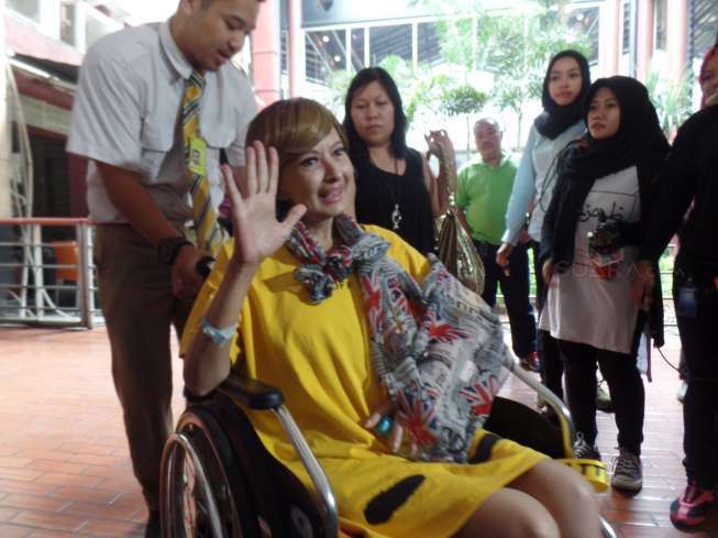 Yana Zein tiba di Bandara Soekarno Hatta, Cengkareng, Banten, pada Minggu (28/5/2017), setelah empat bulan dirawat di Modern Cancer Hospital Guangzhou, Cina. [suara.com/Ismail]