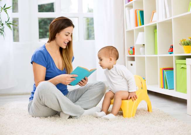 Mendongeng atau membacakan buku kepada anak. [Shutterstock]