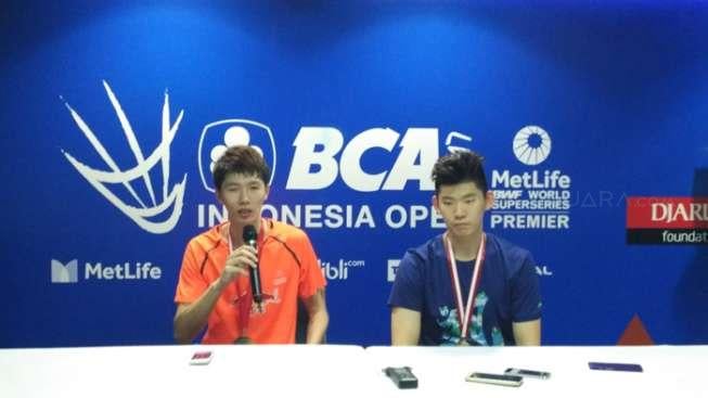 Ganda putra Tiongkok Li Junhi/Liu Yuchen seusai laga, di Jakarta Convention Center (JCC), Senayan, Jakarta, Minggu (18/6/2017). [Suara.com/Adie Prasetyo Nugraha]