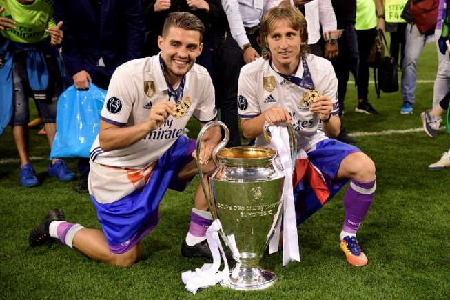 Luka Modric (kanan) dan Mateo Kovacic berpose usai membawa Real Madrid juara Liga Champions. [AFP/Javier Soriano]