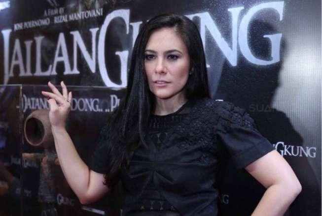 Wulan Guritno ditemui usai press screening film Jailangkung, Plaza Senayan, Jakarta Pusat, Senin (19/6/2017) [suara.com/Wahyu Tri Laksono]