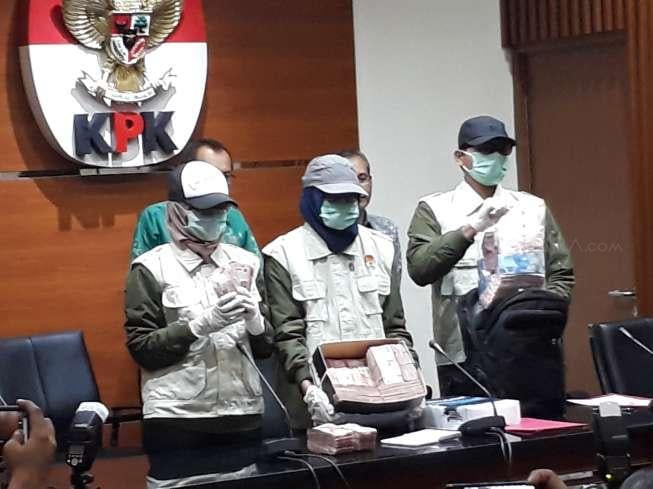 Barang bukti kasus suap proyek yang menjerat Gubernur Bengkulu Ridwan Mukti dan istri [suara.com/Nikolaus Tolen]