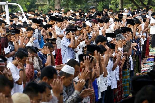 Ribuan umat muslim melaksanakan Salat Idul Fitri 1438 Hijriah di Lapangan Merdeka, Kota Solok, Sumatera Barat, Minggu (25/6). [Suara.com/Kurniawan Mas'ud]