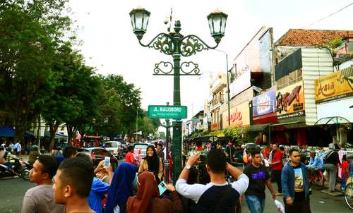 Jalan Malioboro, kawasan wisata terkenal di Yogyakarta yang aktif 24 jam sehari. [shutterstock]