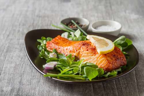 Salmon saus tartar lemon (Shutterstock)