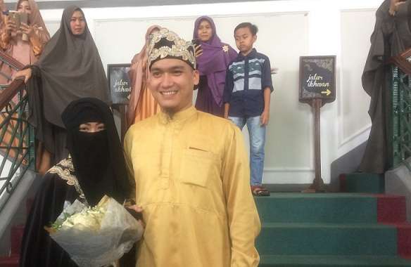 Pesinetron Egi John dan istrinya Kamilia Yasmin usai akada nikah, Sabtu (1/7/2017). [suara.com/Wahyu]