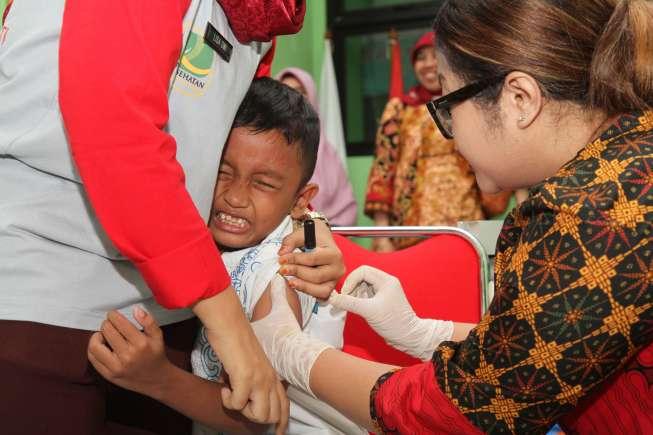 Dinas Kesehatan Menteng memberikan imunisasi Measleas Rubella (MR) kepada sejumlah murid Sekolah Dasar (SD) di SDN Menteng 02, Jakarta, Jumat (4/8).