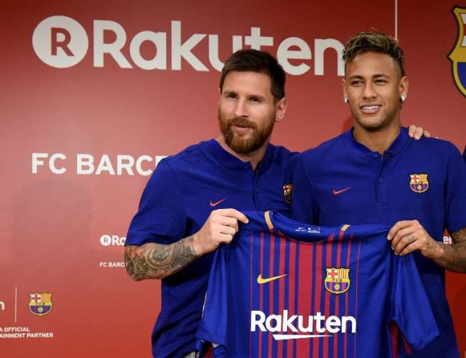 Lionel Messi dan Neymar menunjukkan jersey home Barcelona musim 2017/18 dalam sebuah acara sponsor di Tokyo, Jepang [AFP]