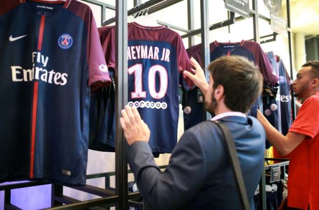 Kostum PSG dengan nomor punggung 10 yang akan digunakan Neymar mulai diburu fans.