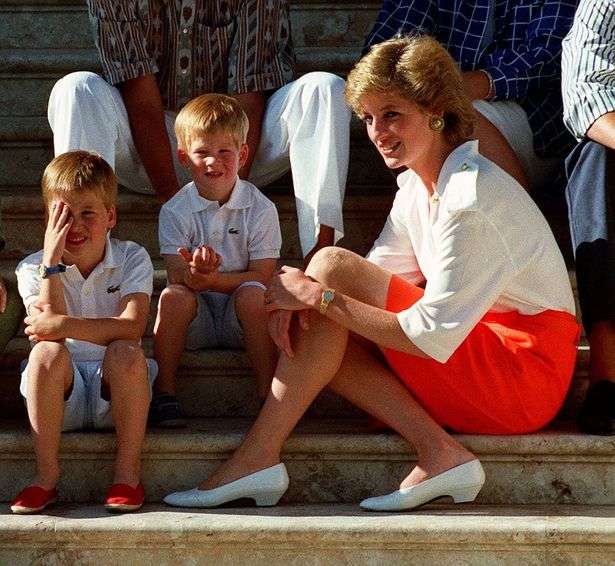 Puteri Diana bersama dua puteranya Pangeran William dan Harry saat di Majorca pada 1988. (Foto: Daily Mirror)