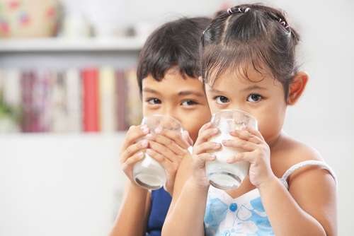 Anak-anak minum susu. (Shutterstock)