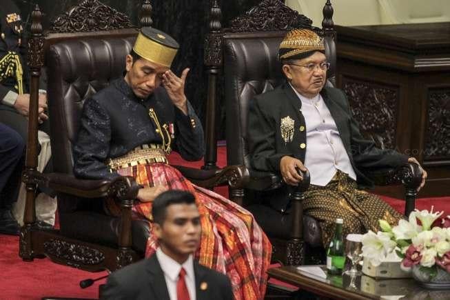 Presiden Joko Widodo didampingi Wakil Presiden Jusuf Kalla menghadiri Sidang Tahunan MPR Tahun 2017 di Kompleks Parlemen, Senayan, Jakarta, Rabu (16/8).