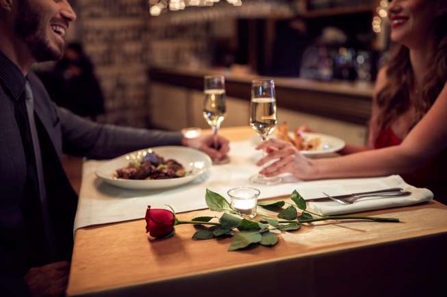 Pasangan menikmati makan malam. [Shutterstock]