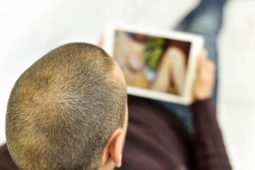 Ilustrasi lelaki menonton film porno di ponsel (Shutterstock)
