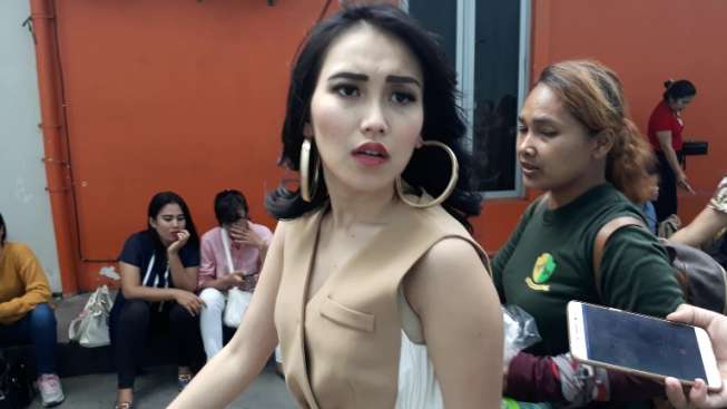 Ayu Ting Ting di Studio Trans TV, Jalan Kapten Tendean, Jakarta Selatan, Jumat (15/9/2017). [suara.com/Puput Pandansari]