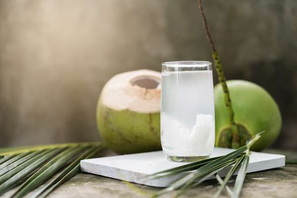 Ilustrasi air kelapa. [Shutterstock]