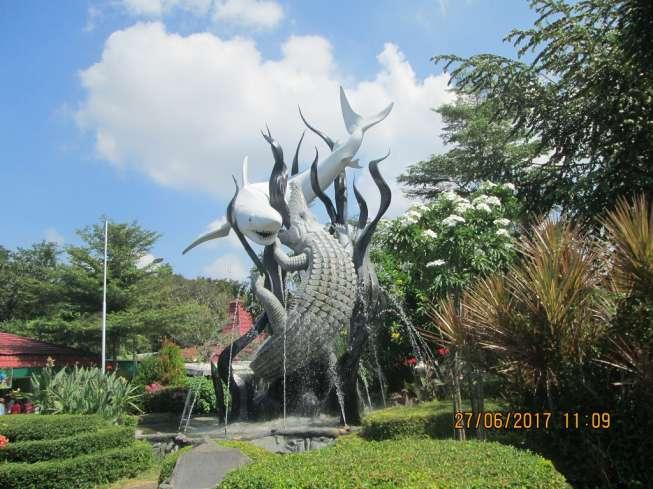 Patung Suro dan Boyo, simbol kota Surabaya, Jawa Timur. [Suara.com/Adhitya Himawan]