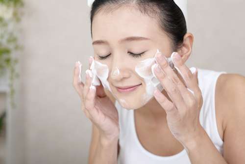 Ilustrasi mencuci wajah, perawatan wajah, membersihkan wajah. (Shutterstock)