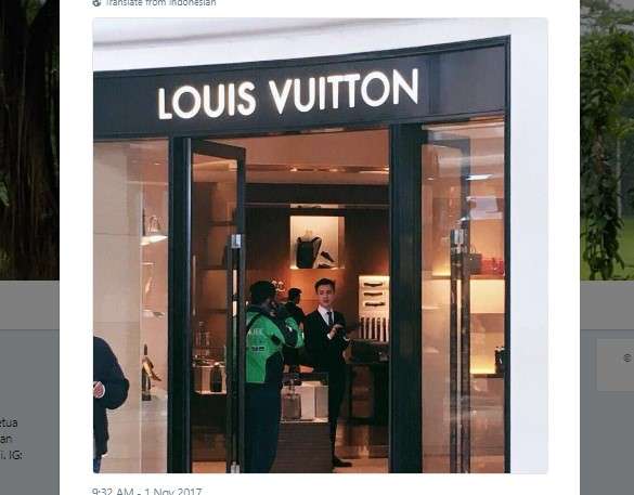 Driver ojek di toko Louis Vuitton. [twitter]