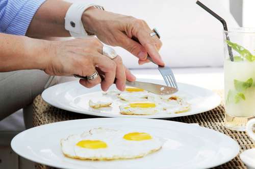 Ilustrasi makan telur ceplok. (Shutterstock)