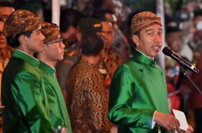 Presiden Joko Widodo memberikan sambutan pada prosesi "seserahan" pernikahan putrinya Kahiyang Ayu dengan Bobby Nasution, di Solo, Jawa Tengah, Selasa (7/11). [ANTARA FOTO/R Rekotomo/foc/17]