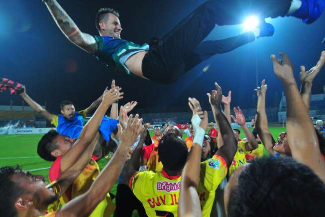 Para pemain Bhayangkara FC melakukan selebrasi dengan menjunjung pelatih mereka, Simon McMenemy (atas) usai mengalahkan Madura United dengan skor 1-3 dalam lanjutan Liga 1 di Stadion Gelora Bangkalan (SGB) Bangkalan, Jawa Timur, Rabu (8/11). [Antara]