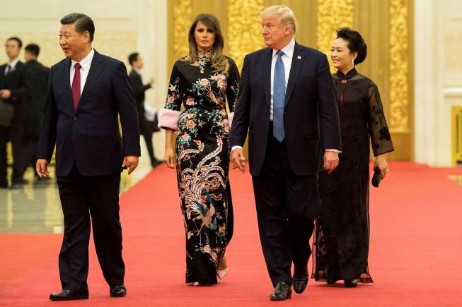 Melania Trump mengenakan cheongsam Gucci rancangan desainer Alessandro Michele, dengan bordir burung phoenix dan peoni, serta lengan yang tertutup rapat saat makan malam kenegaraan di Cina. (AFP)